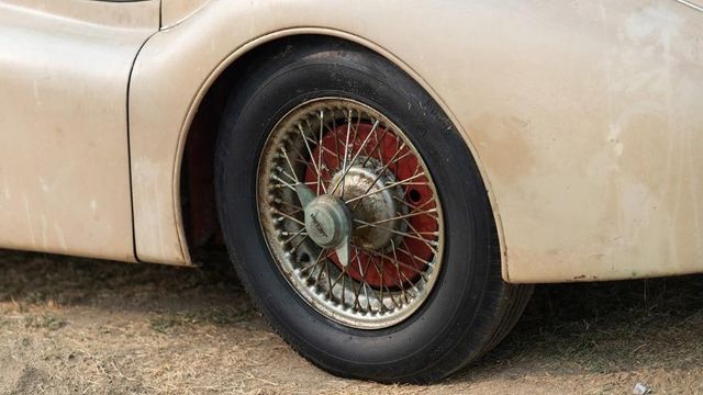 В амбарі виявили 66-річний родстер Jaguar з багатою історією: фото - фото 429122