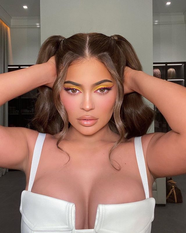 Наймолодша мільярдерка світу показала груди в екстремальному топі (фото) - фото 429253