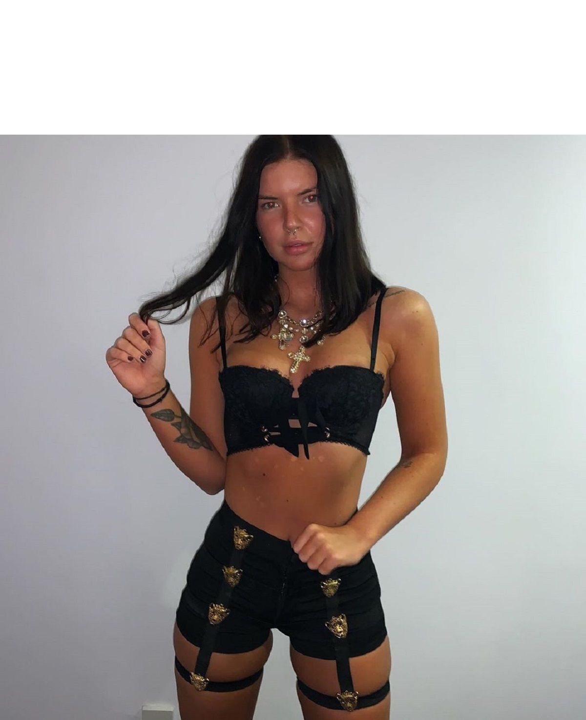 Колишня працівниця KFC стала популярною інтим-моделлю (18+)