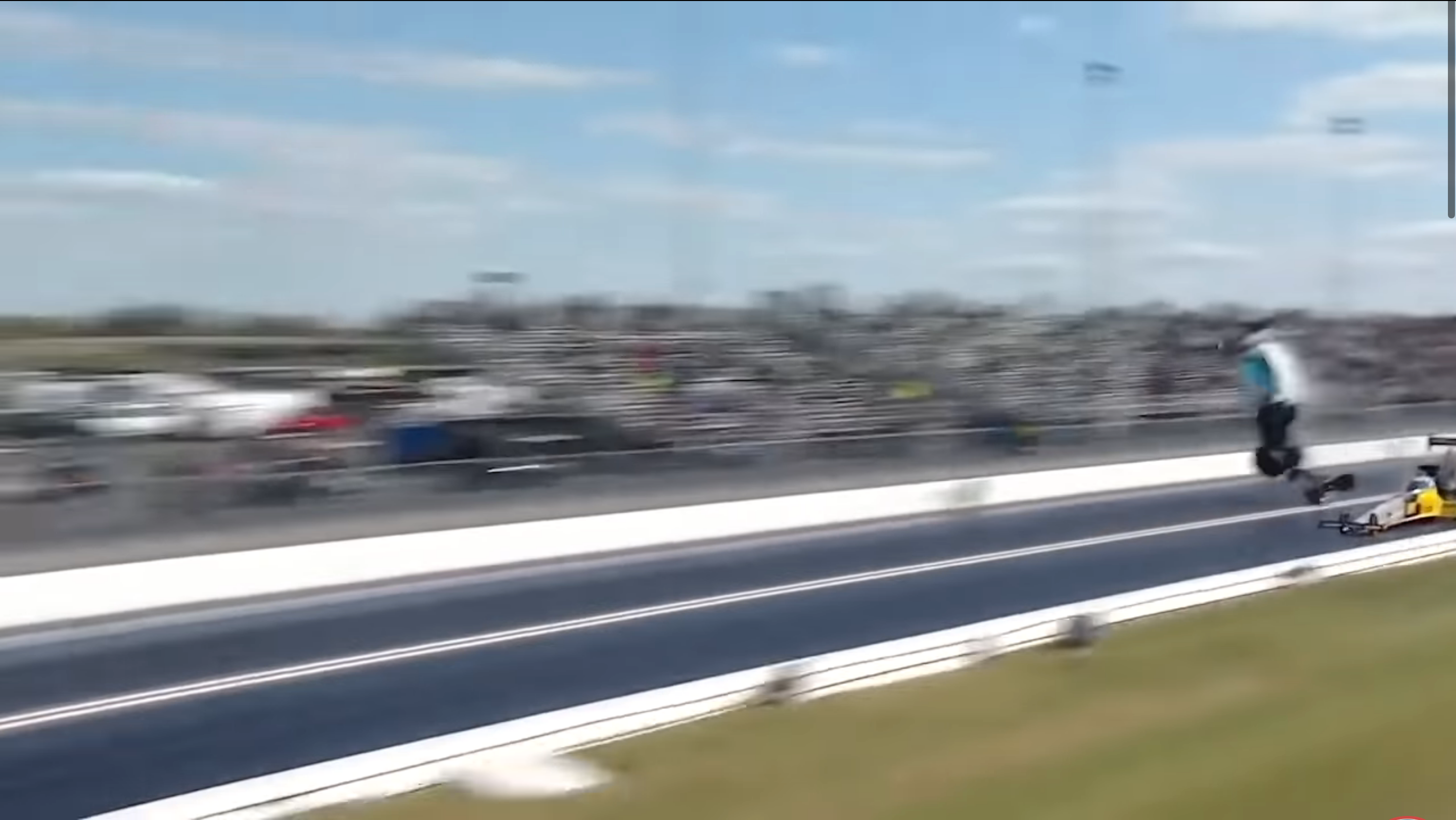 Подивіться, як розвалюється болід під час дрег-заїзду: моторошне відео