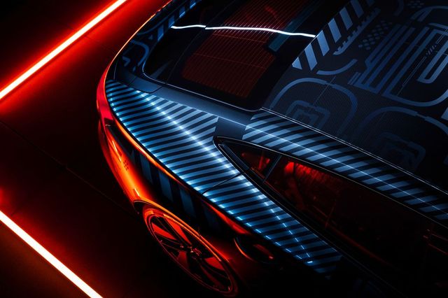 Audi представила прототип потужного E-Tron GT: ефектні фото - фото 429373