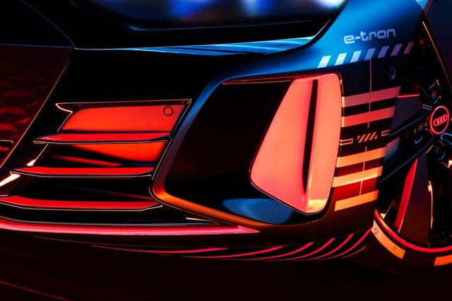Audi представила прототип потужного E-Tron GT: ефектні фото - фото 429376