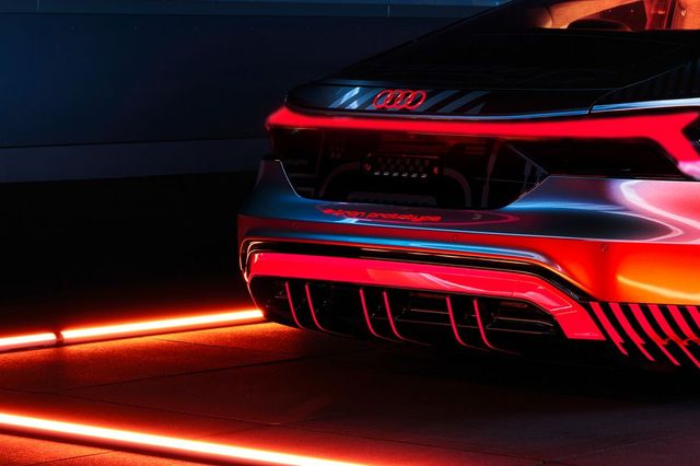 Audi представила прототип потужного E-Tron GT: ефектні фото - фото 429381