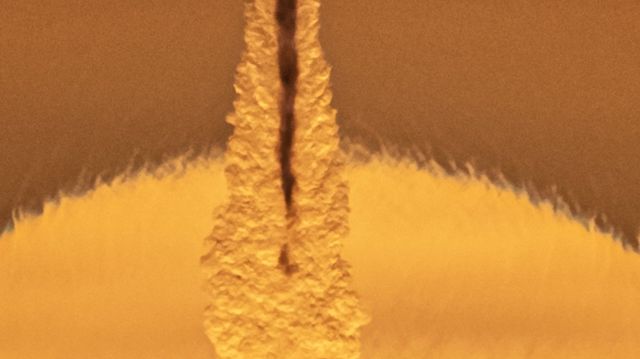 Фотограф зняв політ ракети Falcon на тлі Сонця: вражаючі кадри - фото 429440