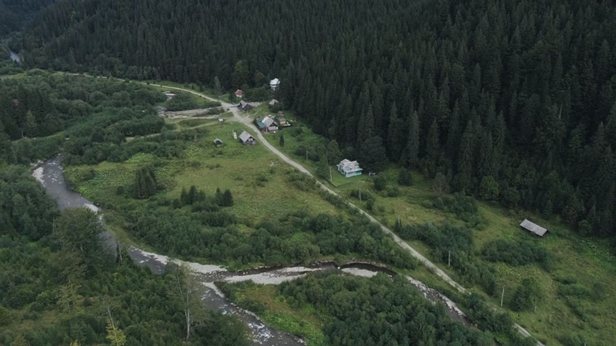 Загублене село у Карпатах, яке пустує з 2008 року, зняли з дрона: атмосферні кадри