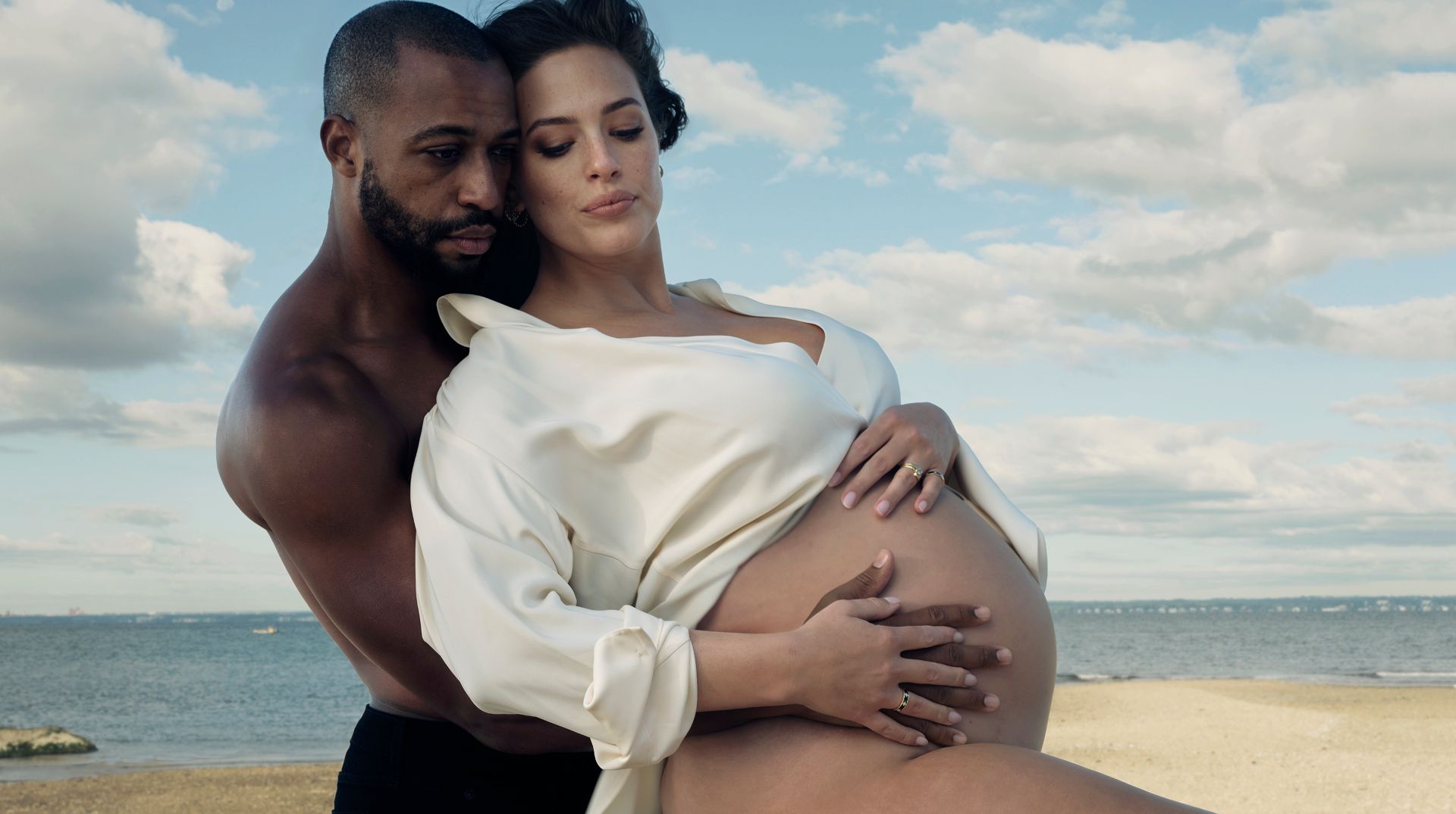 Супермодель Ешлі Грем зважилася показати розтяжки після пологів