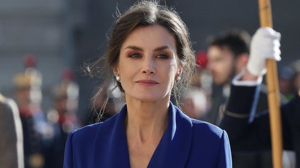 Королева Летиція здивувала яскраво-червоним костюмом-двійкою