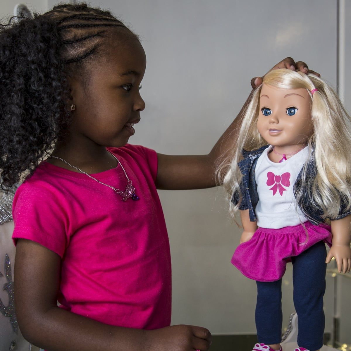 Вчені розповіли, чим корисна гра у ляльки