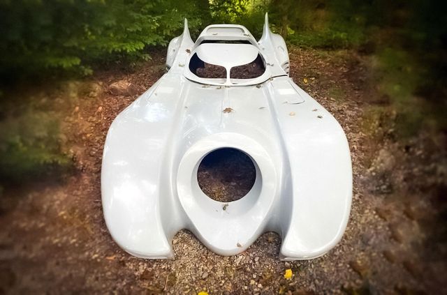 'Голий' каркас легендарного Бетмобіля продають за шалену суму - фото 429679