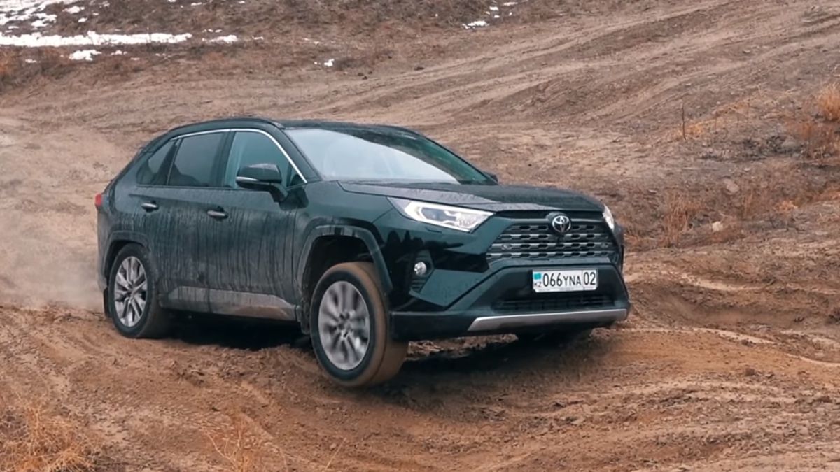 Найдорожчі кросовери загнали на справжнє бездоріжжя: результати тестів показали на відео