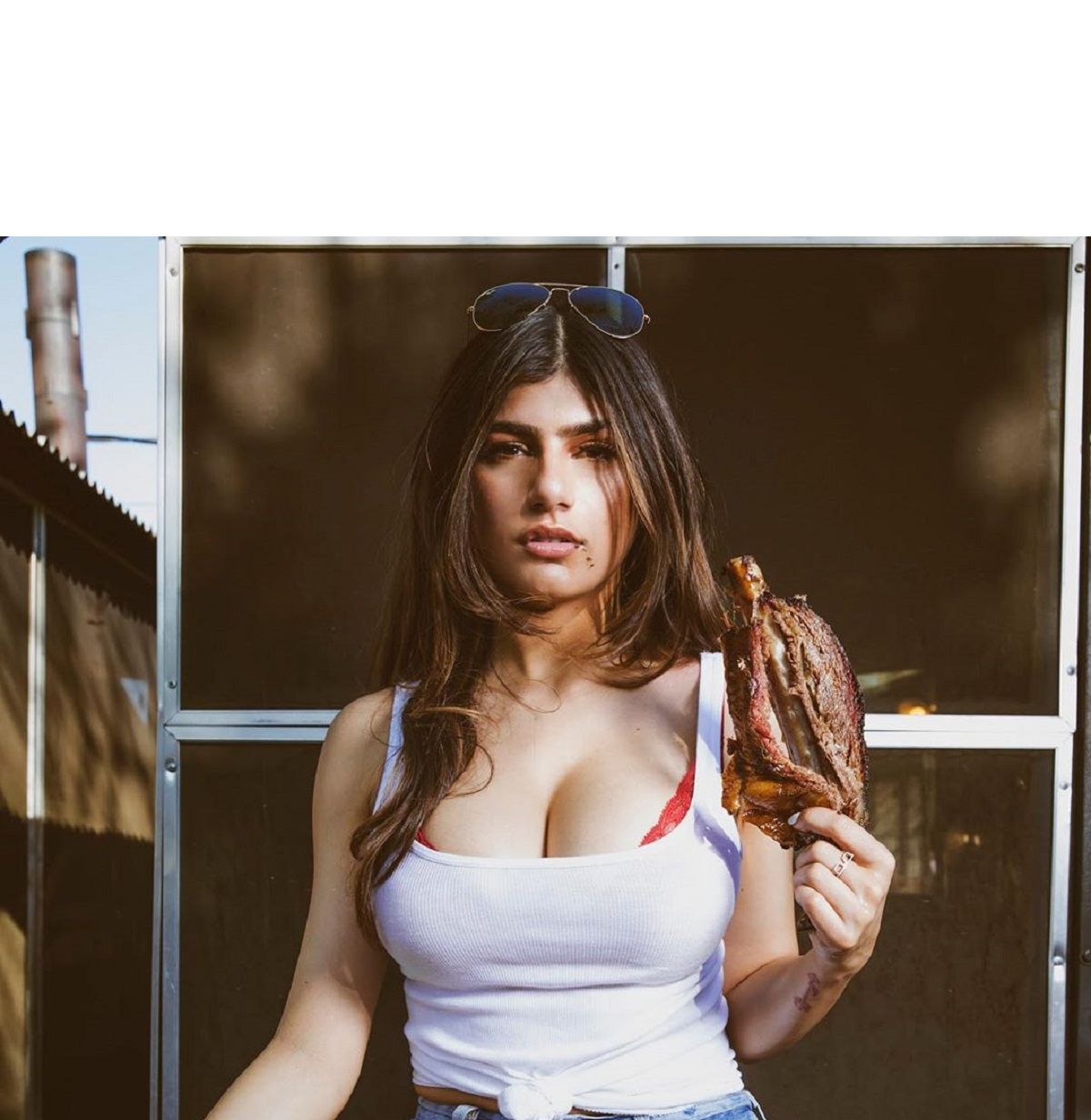 Колишня порнозірка Міа Халіфа зняла нове відео для фанатів (18+)