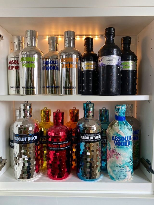 Юзер Twitter збирає лімітовані пляшки Absolut: фото 124 версії з оригінальним дизайном - фото 429773