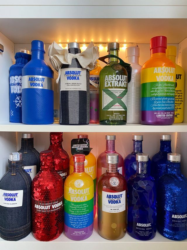 Юзер Twitter збирає лімітовані пляшки Absolut: фото 124 версії з оригінальним дизайном - фото 429774