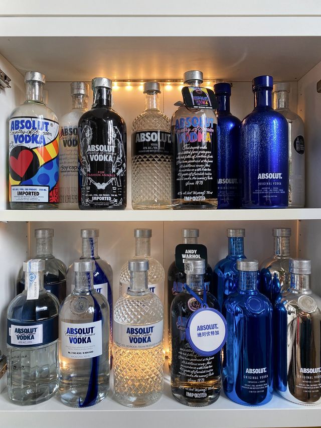 Юзер Twitter збирає лімітовані пляшки Absolut: фото 124 версії з оригінальним дизайном - фото 429775