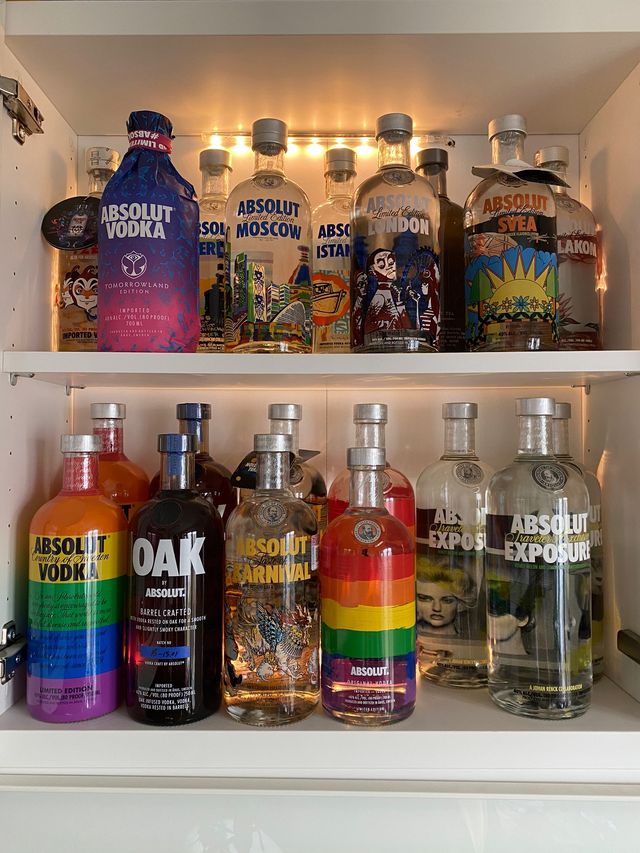 Юзер Twitter збирає лімітовані пляшки Absolut: фото 124 версії з оригінальним дизайном - фото 429776