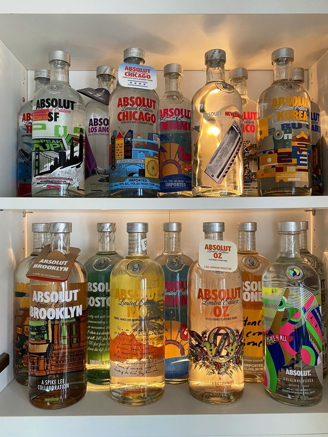 Юзер Twitter збирає лімітовані пляшки Absolut: фото 124 версії з оригінальним дизайном - фото 429777