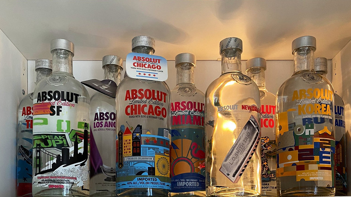 Юзер Twitter збирає лімітовані пляшки Absolut: фото 124 версії з оригінальним дизайном - фото 1