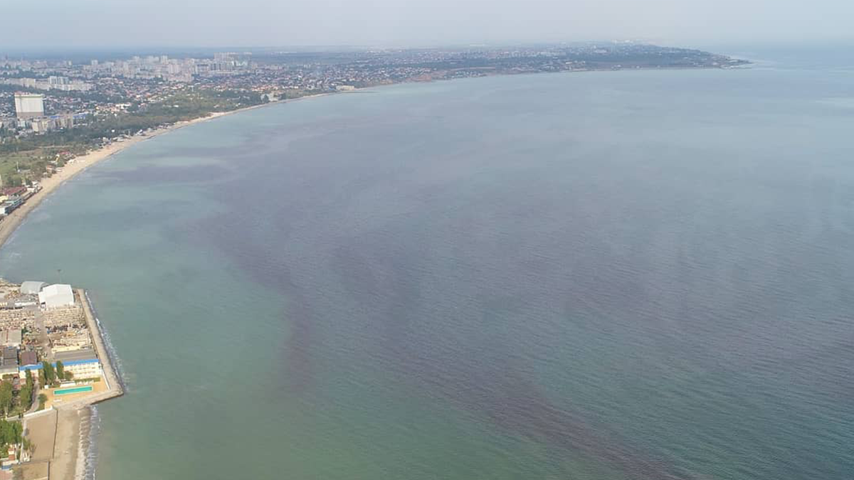 Море біля Одеси стало червоним: фотофакт