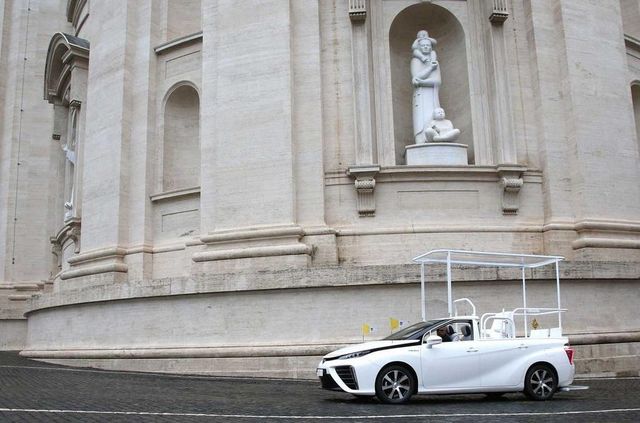 Новим автомобілем Папи Римського став стильний водневий седан Toyota: фото - фото 429893