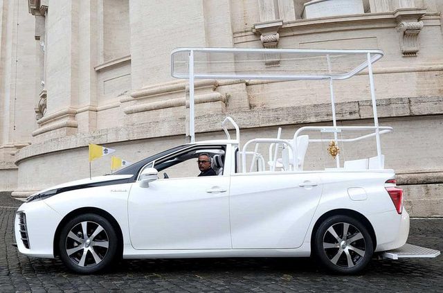 Новим автомобілем Папи Римського став стильний водневий седан Toyota: фото - фото 429894