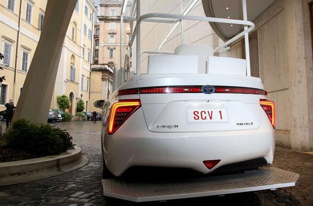 Новим автомобілем Папи Римського став стильний водневий седан Toyota: фото - фото 429895