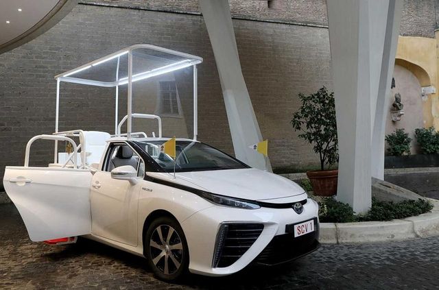 Новим автомобілем Папи Римського став стильний водневий седан Toyota: фото - фото 429896