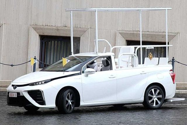 Новим автомобілем Папи Римського став стильний водневий седан Toyota: фото - фото 429897