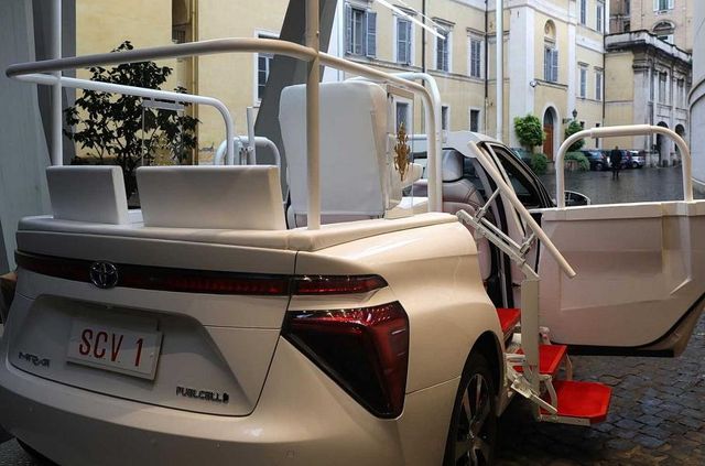 Новим автомобілем Папи Римського став стильний водневий седан Toyota: фото - фото 429898