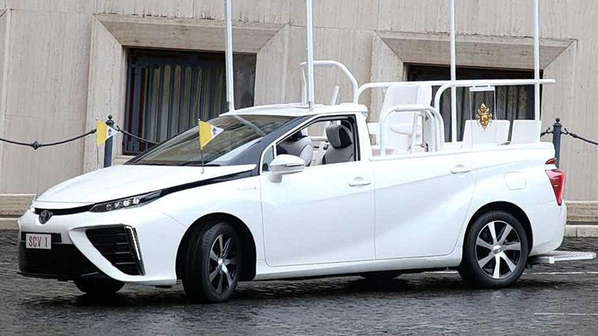 Новим автомобілем Папи Римського став стильний водневий седан Toyota: фото