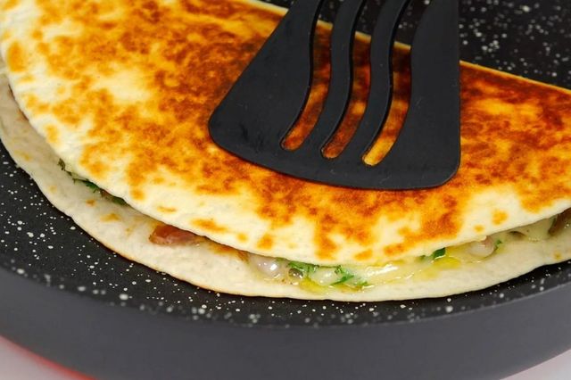 Сніданок за п'ять хвилин: як приготувати ліниві 'чебуреки' - фото 429965