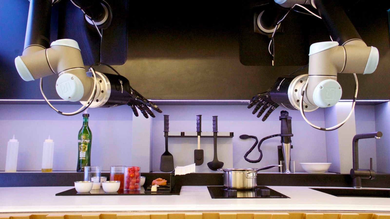 Робот навчився готувати і тепер замінить персонал на кухні