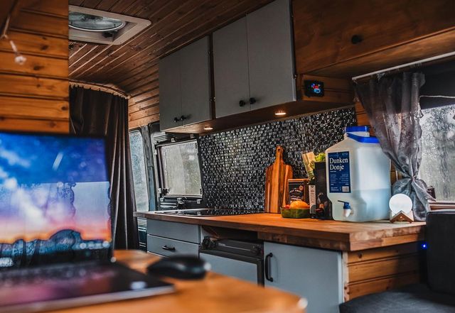 Старенький Mercedes-Benz перетворили в атмосферний будинок на колесах - фото 429996