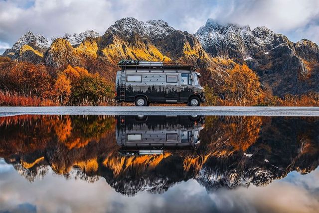 Старенький Mercedes-Benz перетворили в атмосферний будинок на колесах - фото 429997