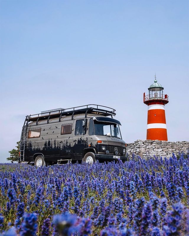 Старенький Mercedes-Benz перетворили в атмосферний будинок на колесах - фото 429998