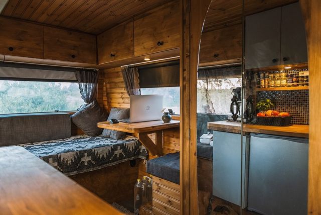 Старенький Mercedes-Benz перетворили в атмосферний будинок на колесах - фото 430000