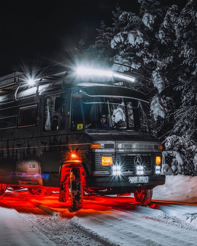 Старенький Mercedes-Benz перетворили в атмосферний будинок на колесах - фото 430003