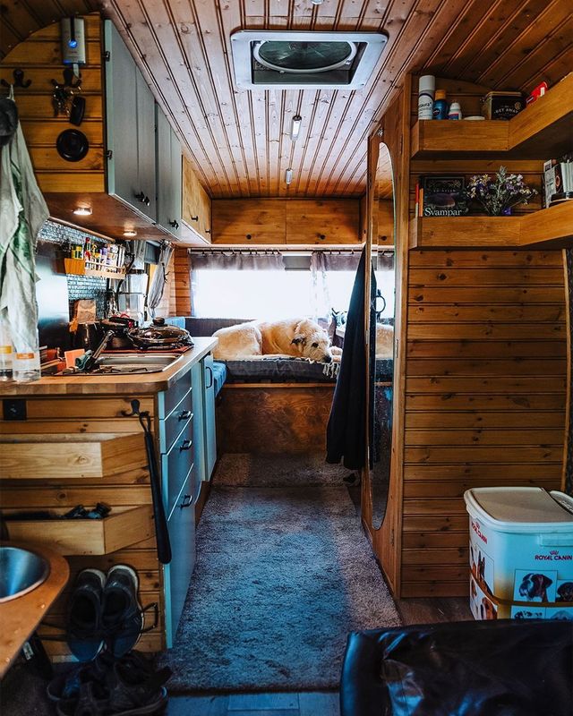 Старенький Mercedes-Benz перетворили в атмосферний будинок на колесах - фото 430004