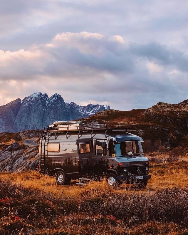 Старенький Mercedes-Benz перетворили в атмосферний будинок на колесах - фото 430005