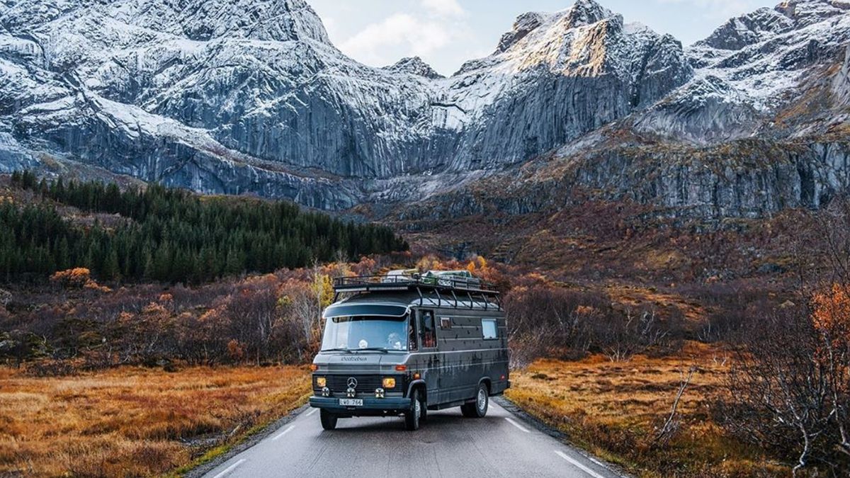 Старенький Mercedes-Benz перетворили в атмосферний будинок на колесах