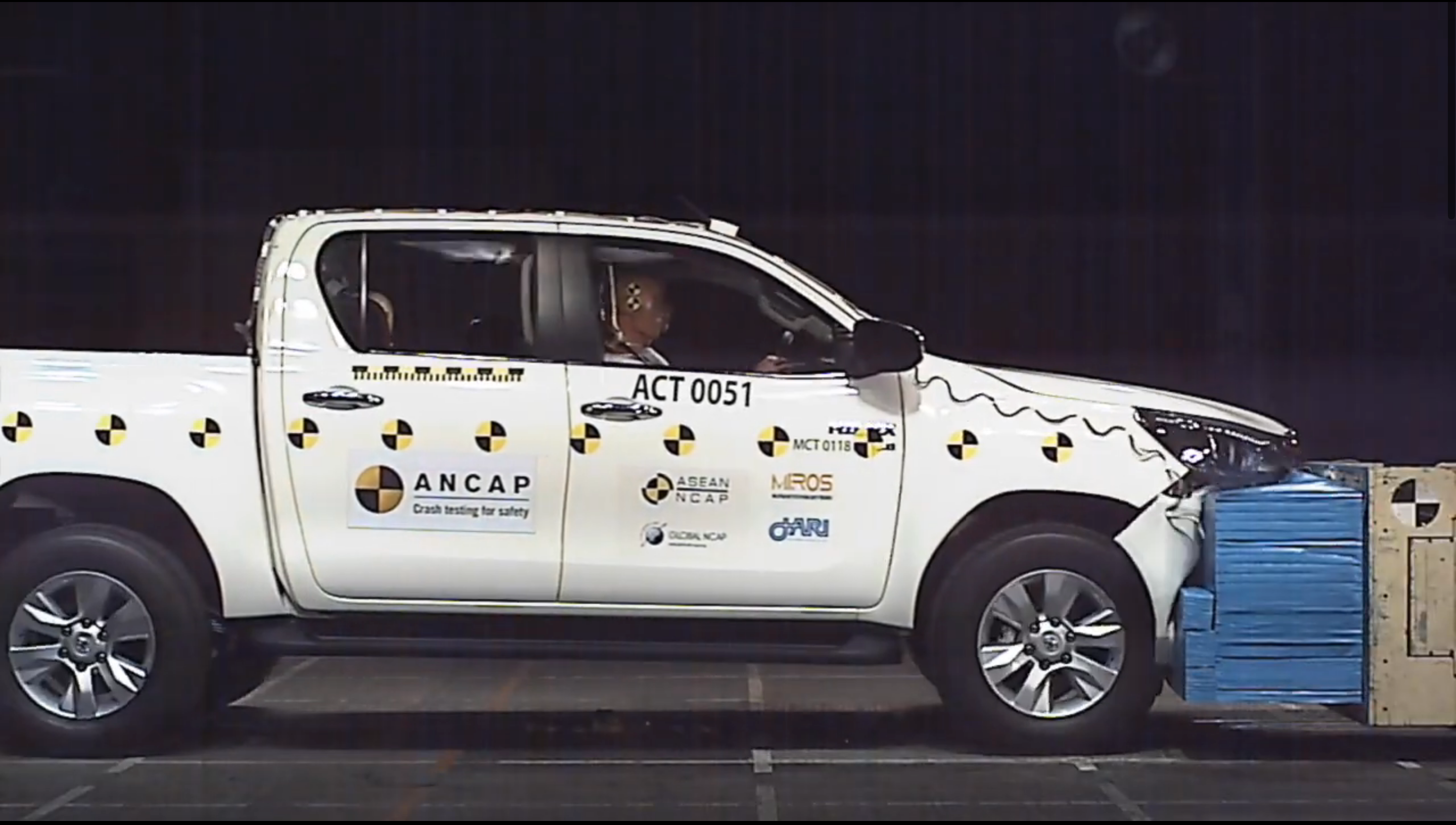 Експерти провели краш-тест дизельного Toyota Hilux: наскільки він безпечний