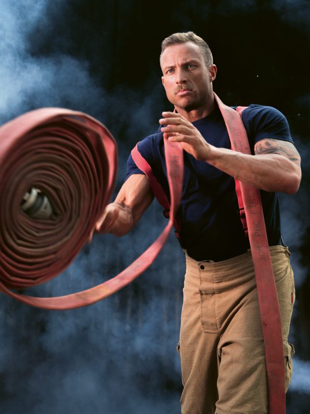 В Австралії оголені пожежники з милими звірятами знялися для календаря: круті фото - фото 430246