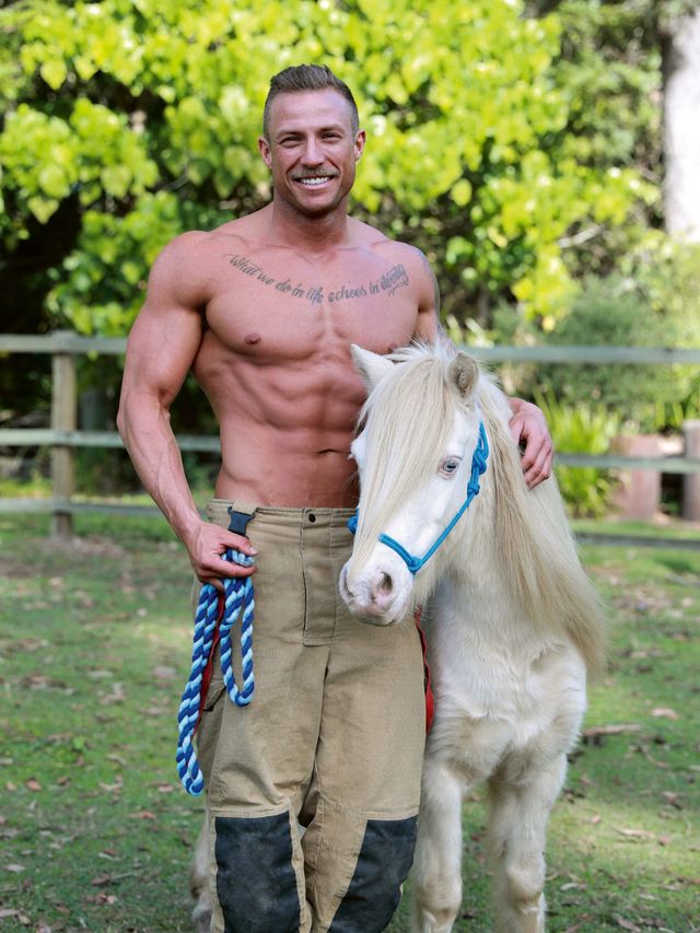 В Австралії оголені пожежники з милими звірятами знялися для календаря: круті фото - фото 430250