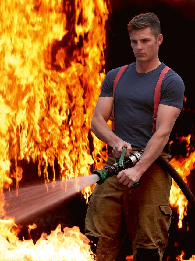 В Австралії оголені пожежники з милими звірятами знялися для календаря: круті фото - фото 430255