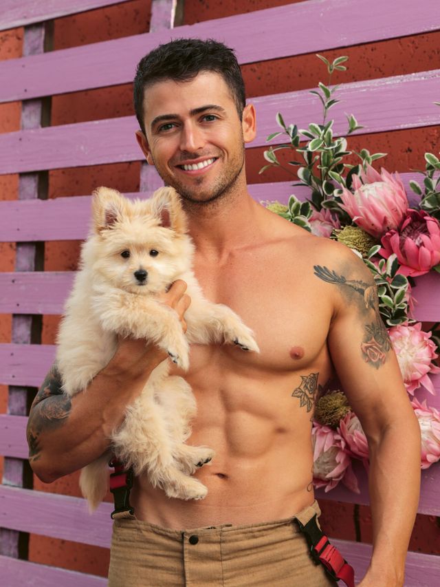 В Австралії оголені пожежники з милими звірятами знялися для календаря: круті фото - фото 430259