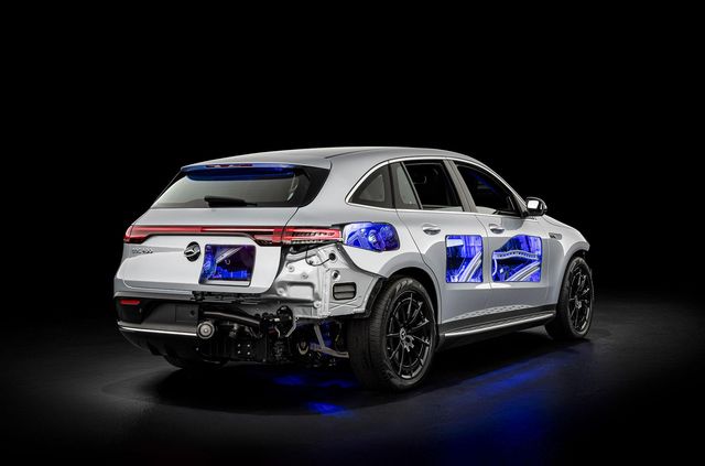 Mercedes-Benz створив 'прозорий' електрокросовер EQC - фото 430349