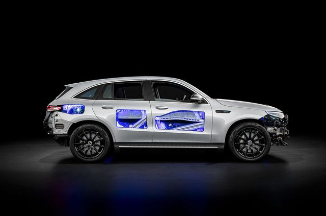 Mercedes-Benz створив 'прозорий' електрокросовер EQC - фото 430350