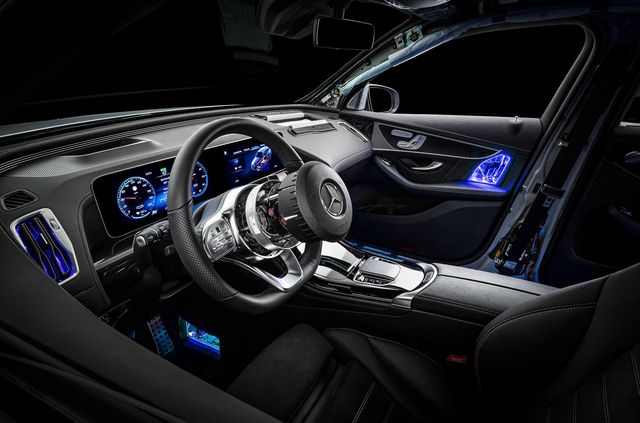 Mercedes-Benz створив 'прозорий' електрокросовер EQC - фото 430351