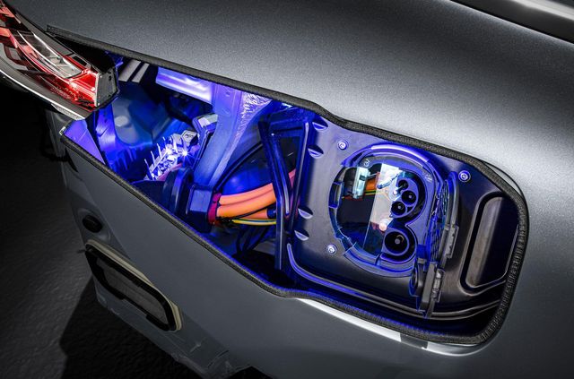 Mercedes-Benz створив 'прозорий' електрокросовер EQC - фото 430352