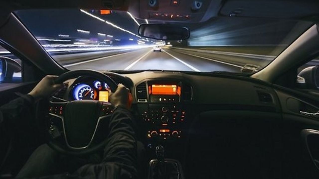 Водій пролетів по зустрічній смузі з перевищенням швидкості на 126 км/год: відео