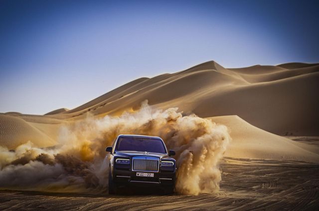 Дивіться, як розкішний Rolls-Royce Cullinan розсікає піщаними дюнами (відео) - фото 430438